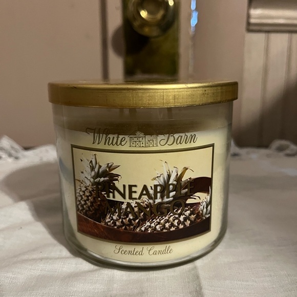 White Barn Pineapple Mango Candle with Gold Lid - Picture 3 of 4